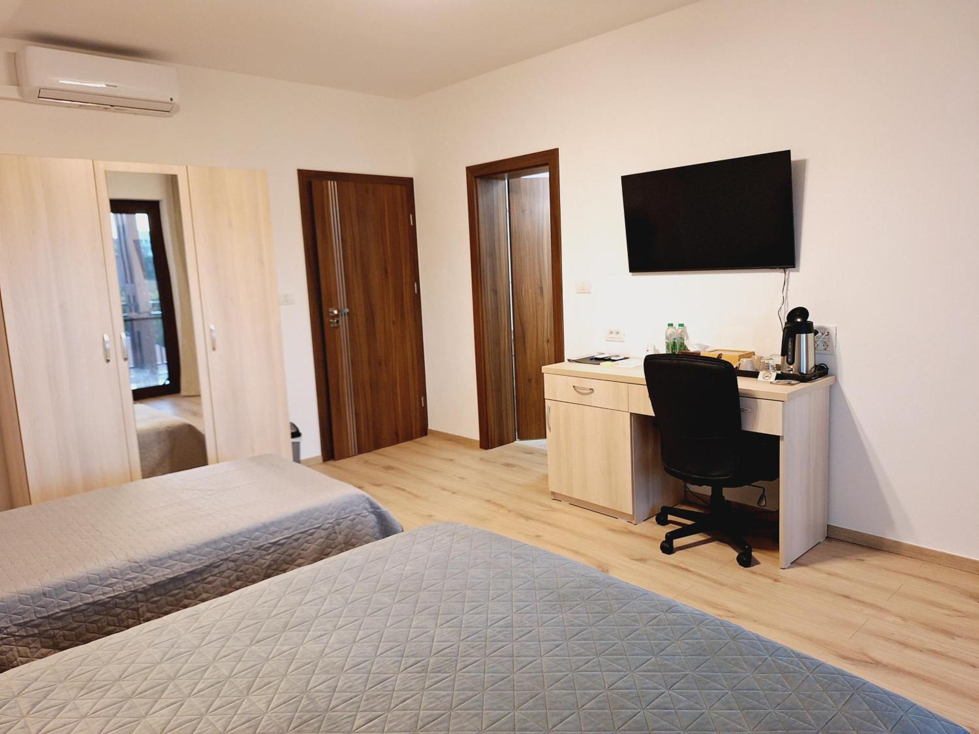 Trend Bed and Breakfast Arad Buitenkant foto